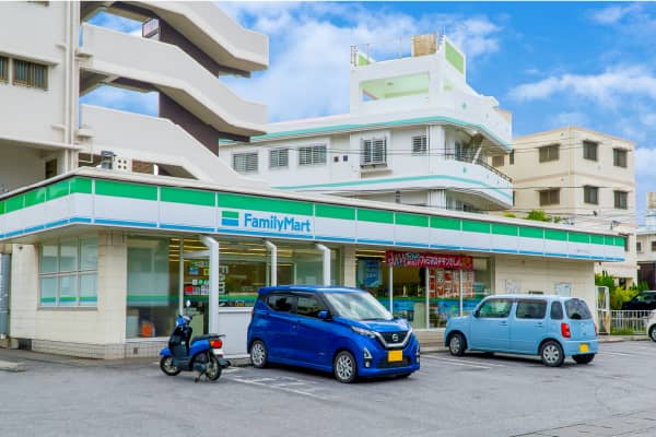 ファミリーマート 小禄バイパス店（徒歩約5分）
